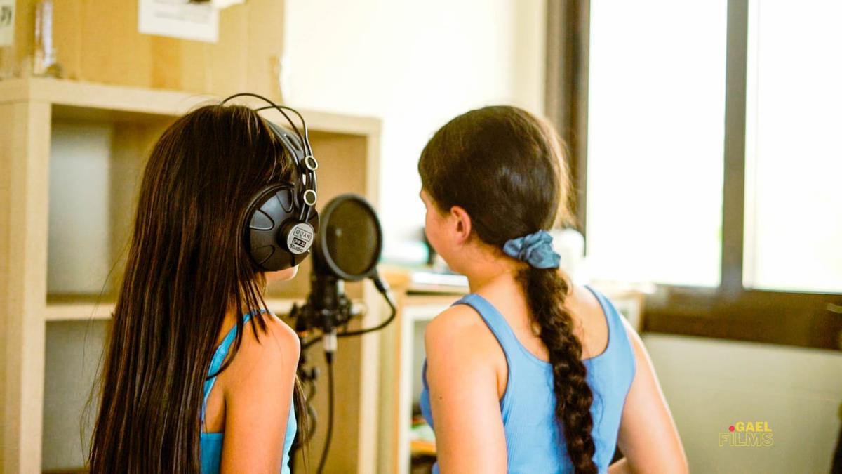 Dos niñas improvisando en uno de los talleres del Ceip Padre Manjón.