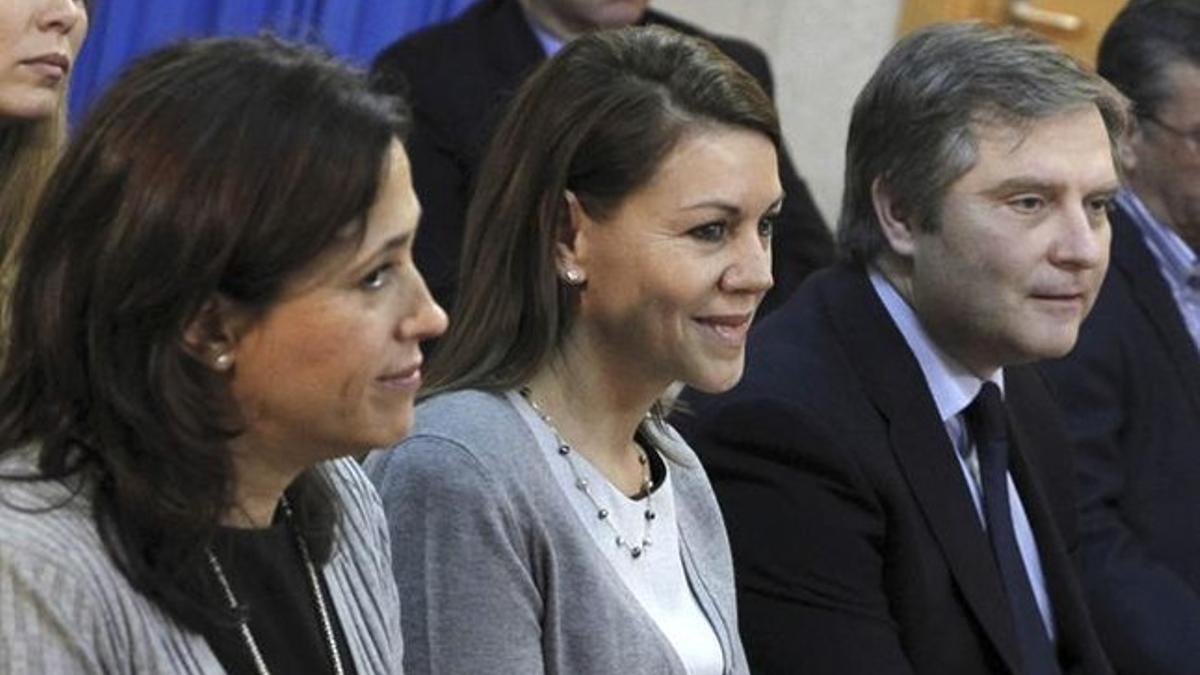 La presidenta de Castilla-La Mancha, María Dolores de Cospedal (centro), junto a la alcaldesa de Ciudad Real, Rosa Romero, el pasado día 19 en Coslada (Madrid). EFE / J. J. GUILLÉN