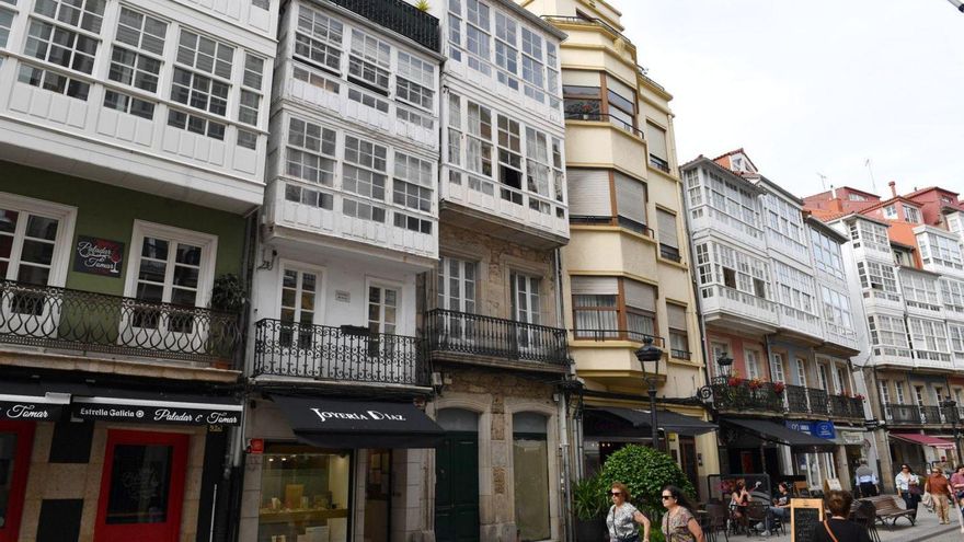 En el centro, el edificio de Riego de Agua 34, donde la Xunta contabiliza un piso turístico. | | C. PARDELLAS