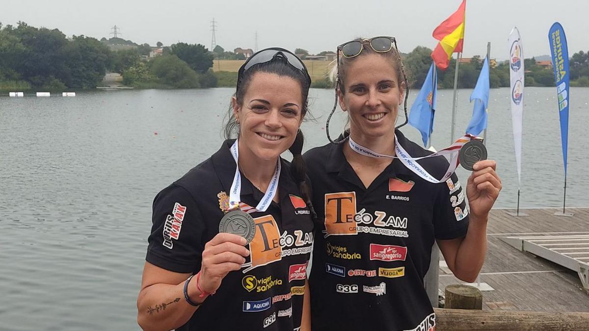 Arriba,  Laura Pedruelo y Eva Barrios, con su medallas. A la  iquierda, Mirella Vázquez y Paula Yañez, en su barco. |  Cedidad