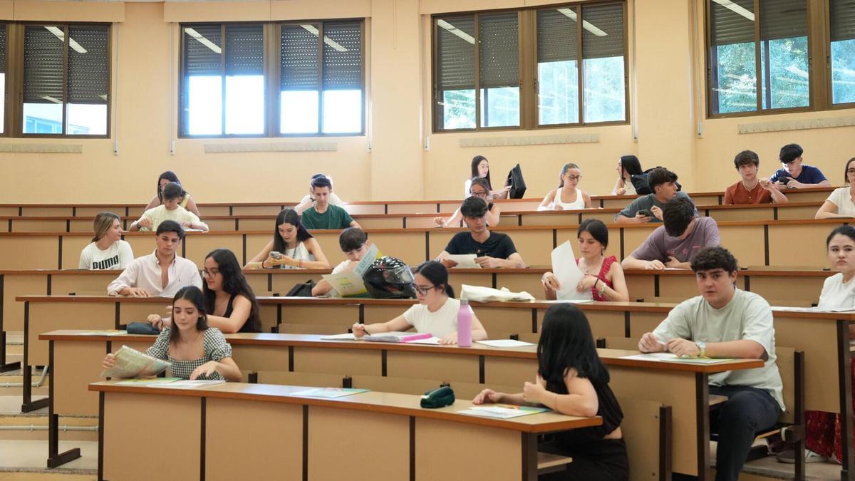 Alumnos en la Facultad de Económicas de la UEx en Badajoz.