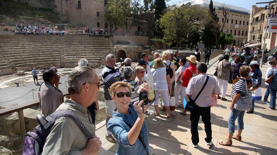 Turistas en el entorno del Teatro Romano, la  Alcazaba y el Museo de Málaga.