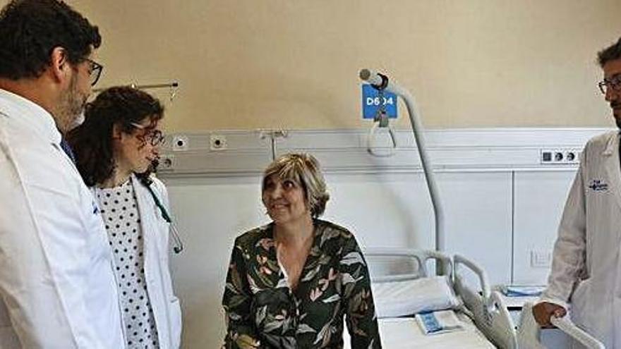 Una pacient, la Maria, amb els doctors Francesc Bosch, Glòria Iacoboni i Pere Barba, a la nova unitat