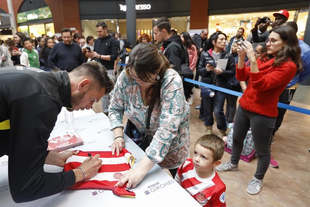 Jugadors del Girona signen autògrafs a l'Espai Gironès