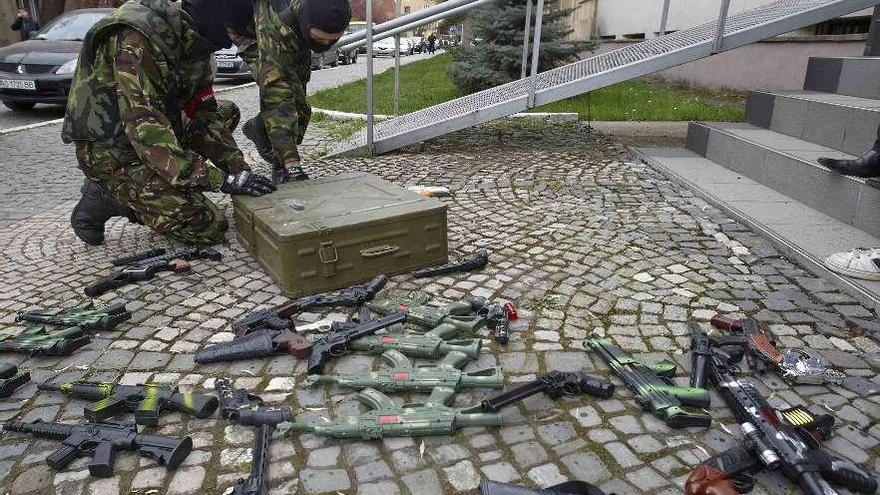 Miembros del Sector de Derechas ucraniano entregan sus armas en Uzhhorod, en el oeste del país.  // Reuters