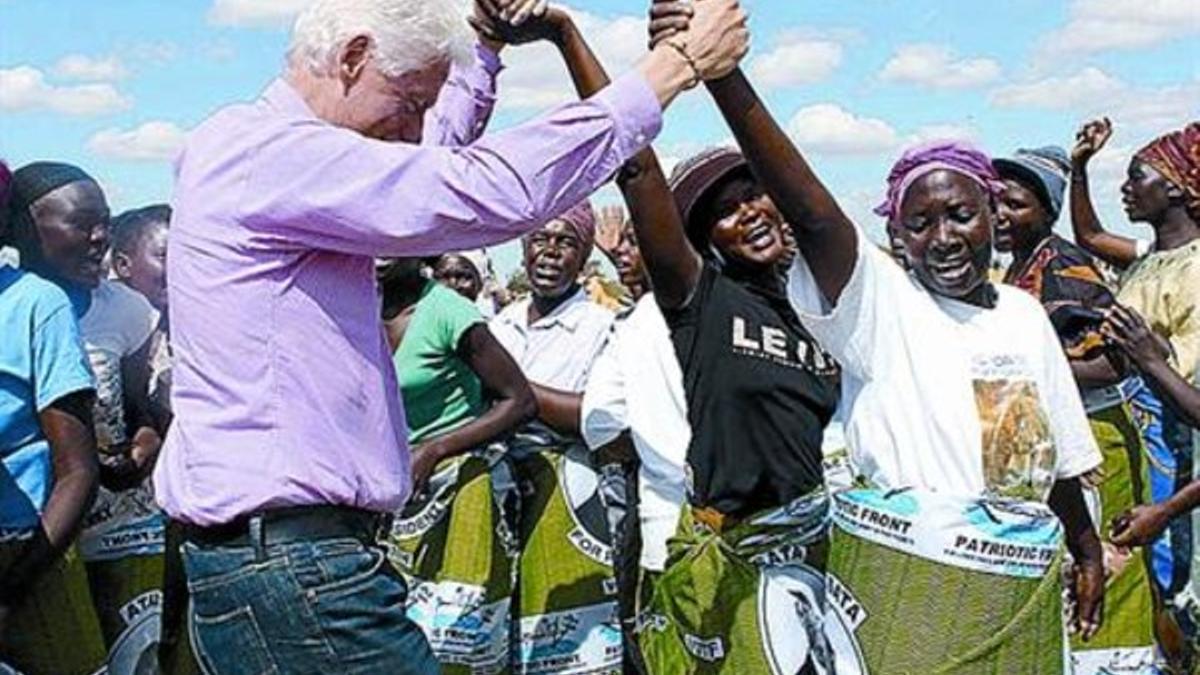 Clinton y su  hija se divierten en Zambia_MEDIA_1