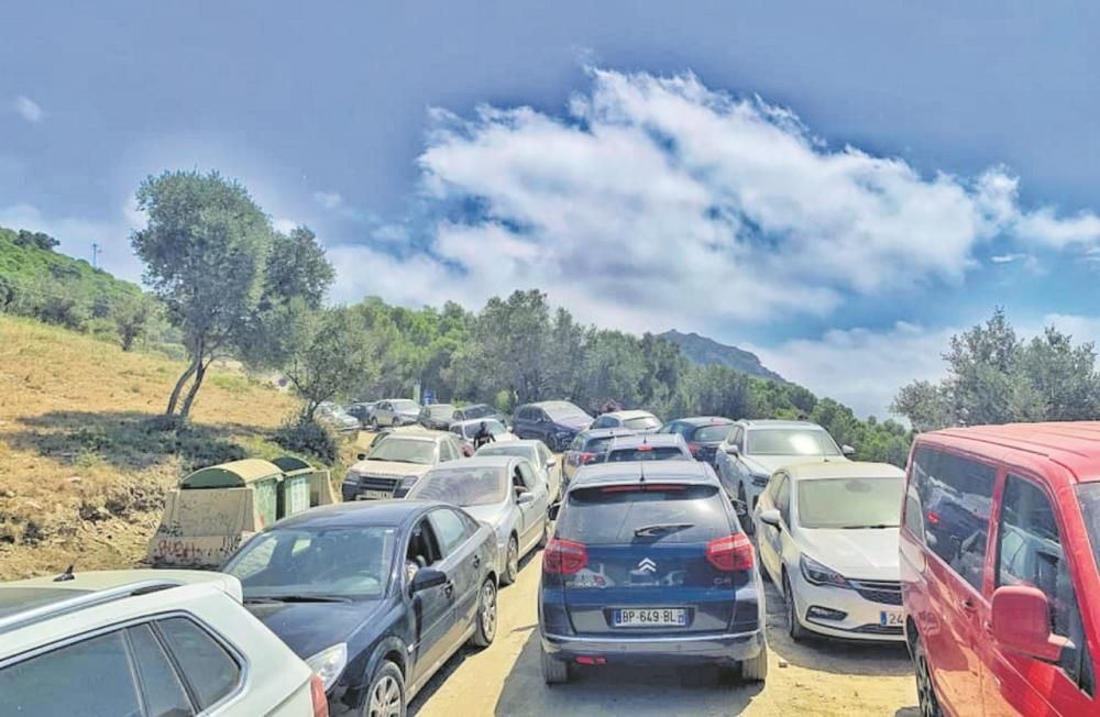 Vehicles mal aparcats i col·lapse als accessos al Cap de Creus