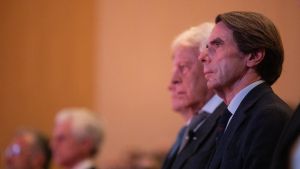 Los expresidentes del Gobiern, Felipe González (i) y  José María Aznar (d), durante la jornada sobre los diez años del fallecimiento de Adolfo Suárez, en el salón de actos de la UCAV, a 6 de noviembre de 2024, en Ávila, Castilla y León (España).