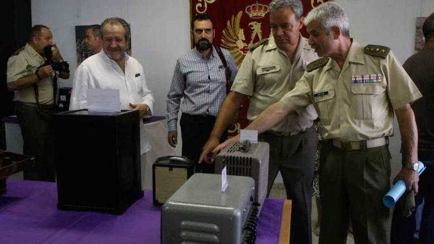 A la derecha el subdelegado de Defensa visitando la exposición en presencia del presidente de La Mayuela y el alcalde de Bermillo.