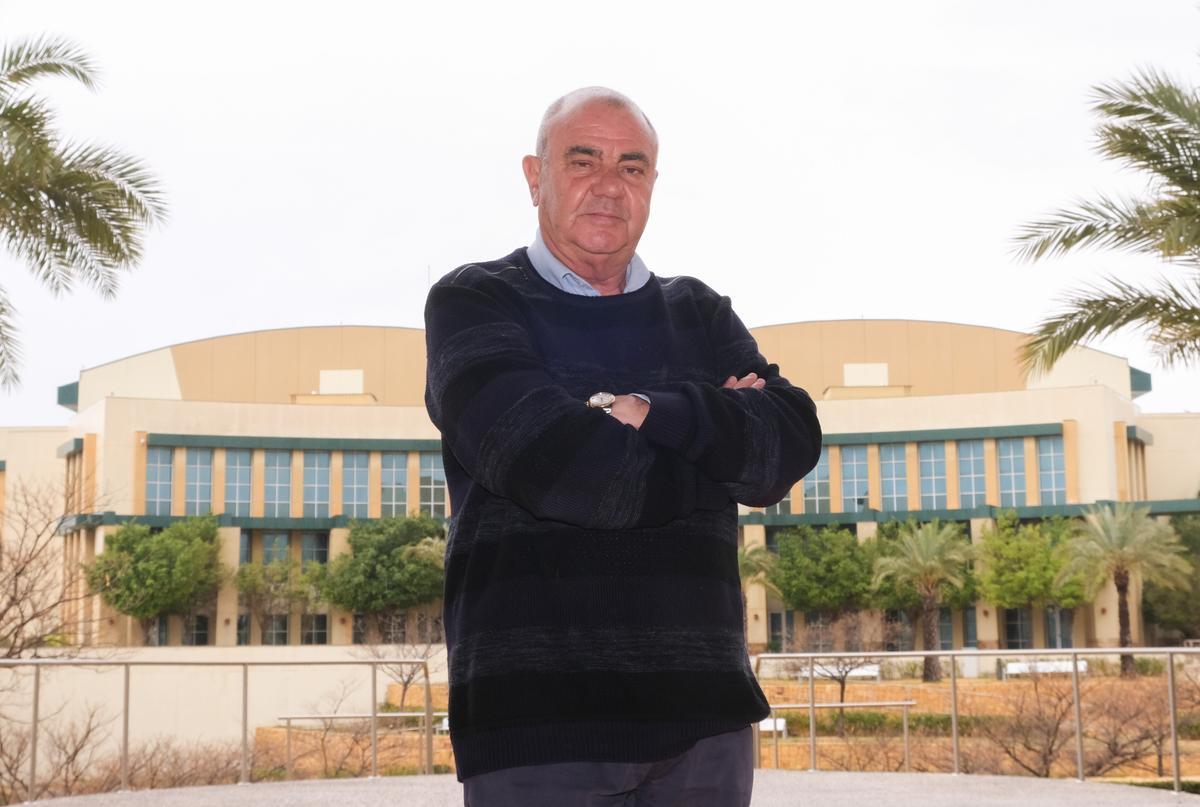 Rodes con los edificios de Ciudad de la Luz al fondo.
