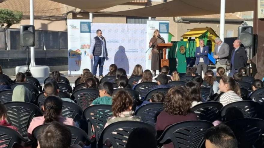 Los alumnos asisten a la jornada por el Día del Comercio Local. | AYTO. ALCANTARILLA