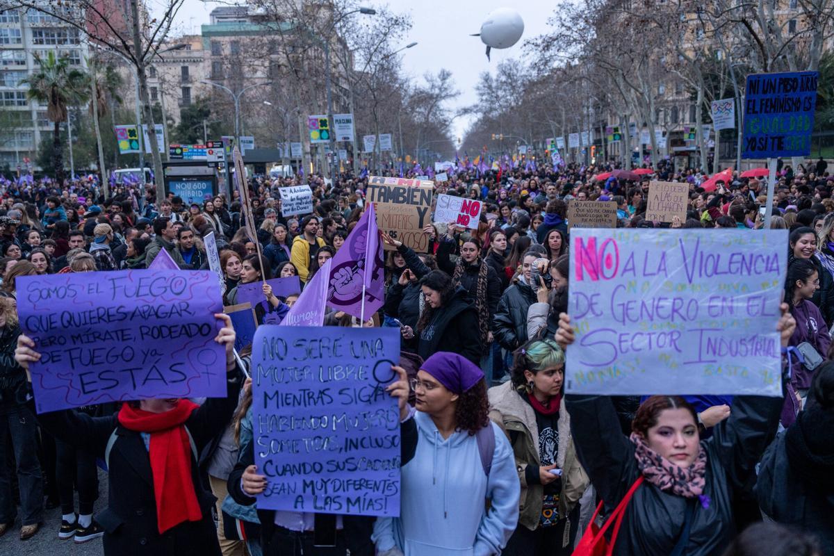 Protesta multitudinaria: miles de personas se movilizan en el 8M de Barcelona en una manifestación marcada por los cuidados de las mujeres