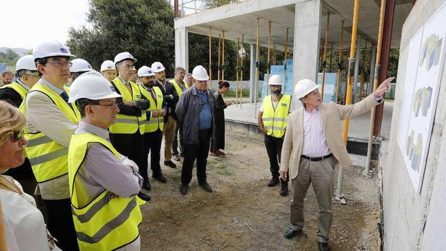 El conselleiro, Vázquez Almuiña, y el alcalde, Francisco Ferreira, siguen las explicaciones técnicas. // D.P.