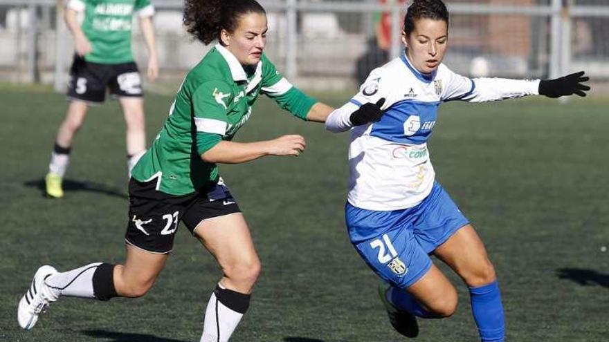 Pañu disputa el balón a una jugadora del Granadilla.