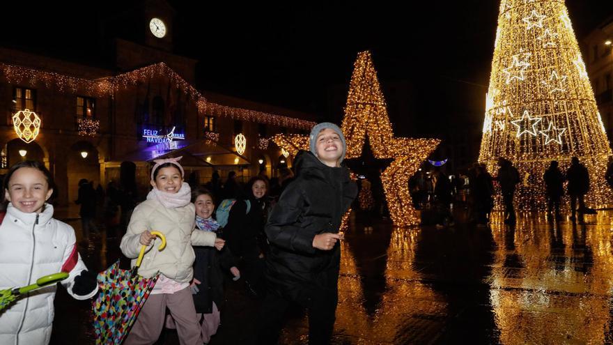 Avilés enciende sus 400 adornos navideños: "Está llenísimo de gente"