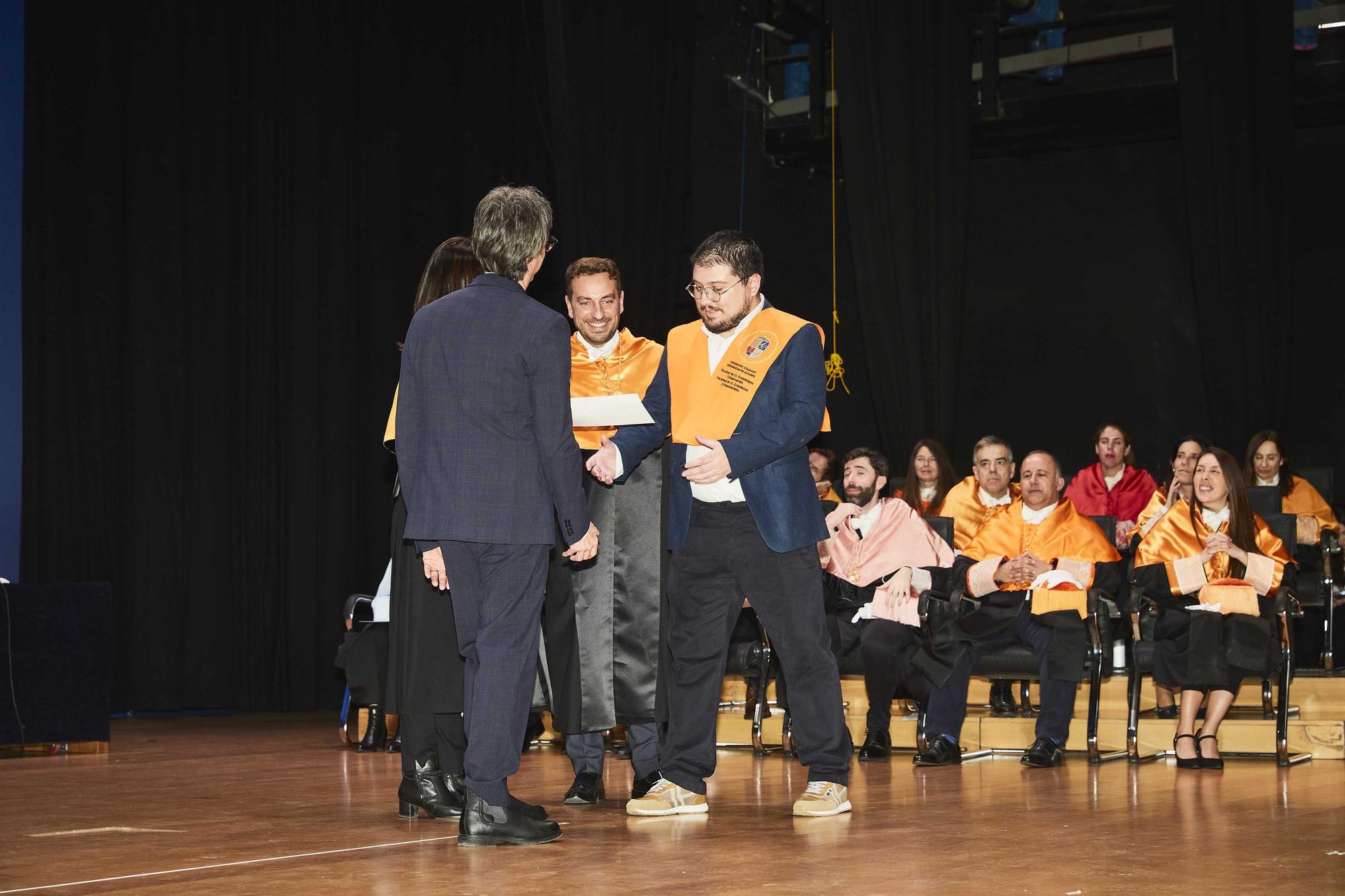 Graduación de los alumnos en los grados en Administración y Dirección de Empresas, Economía, Marketing, Sociología, dobles grados en Ingeniería Informática + ADE y Turismo + ADE, y los másteres universitarios en Administración y Dirección de Empresas, Cooperación al Desarrollo, Dirección y Planificación del Turismo, Economía Aplicada, Economía Cuantitativa e Innovación Social y Dinámicas de Cambio de la Universidad de Alicante.