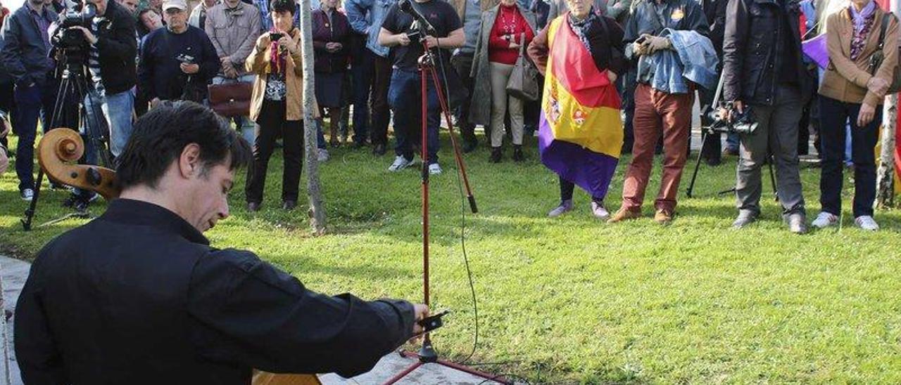 Adrián Rodríguez toca el violonchelo en el acto celebrado ayer en el cementerio de El Sucu.