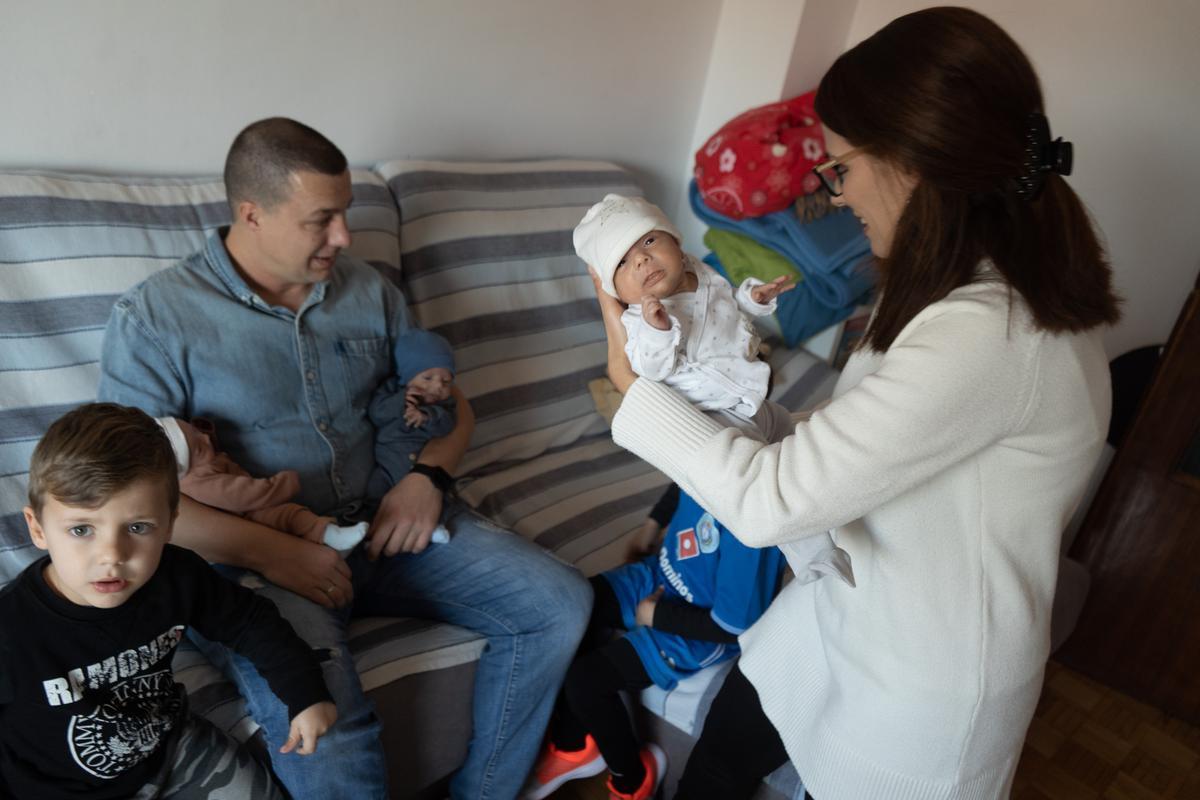 La familia, recién llegada a casa.