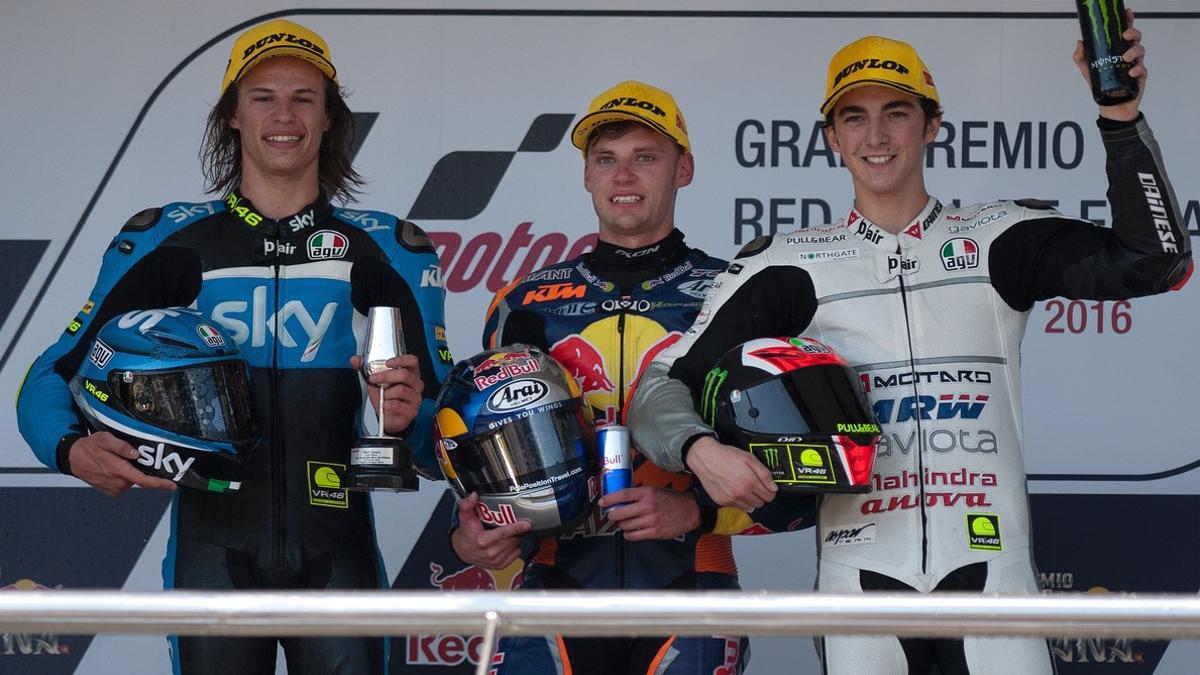 Brad Binder, en el centro, con Niccoló Bulega, izquierda, y Francesco Bagnaia, en el podio de Moto3.