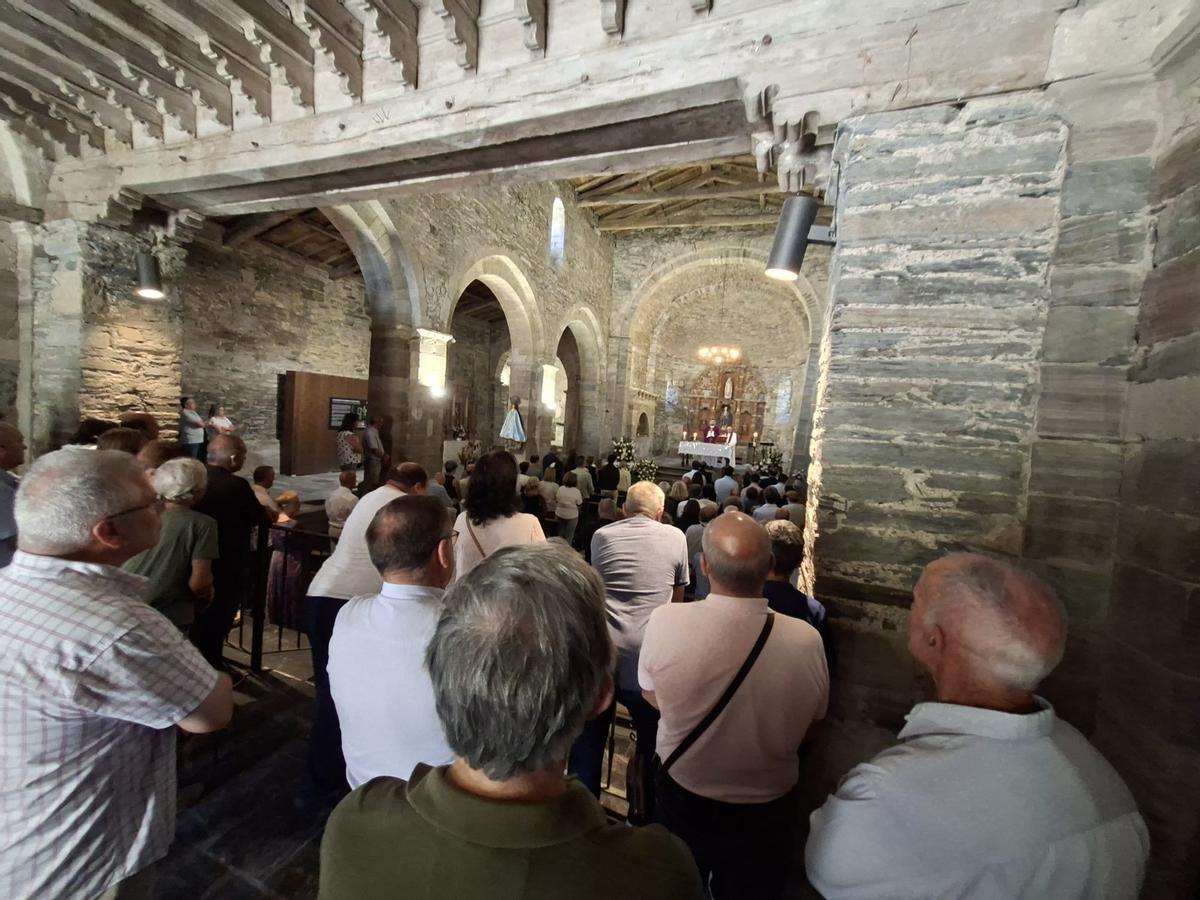 En imágenes: La iglesia de Santa María, en Villanueva, se llena para dar el último adiós a Enrique López En imágenes: La iglesia de Santa María, en Villanueva, se llena para dar el último adiós a Enrique López