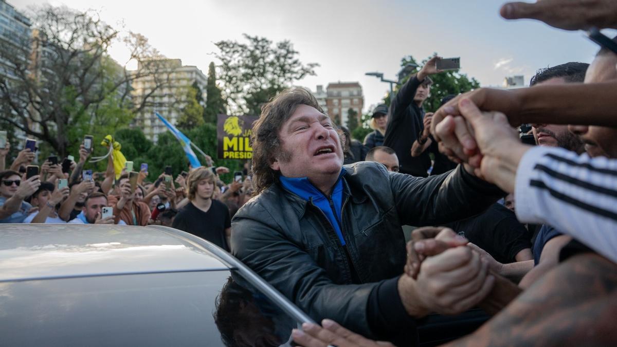 Javier Milei, president d'Argentina, rebut per una multitud a la ciutat de Rosario
