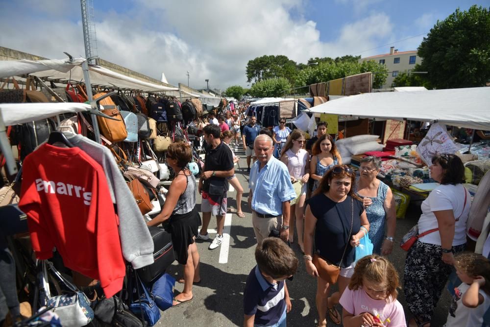 Los turistas abarrotan la feria de Portonovo