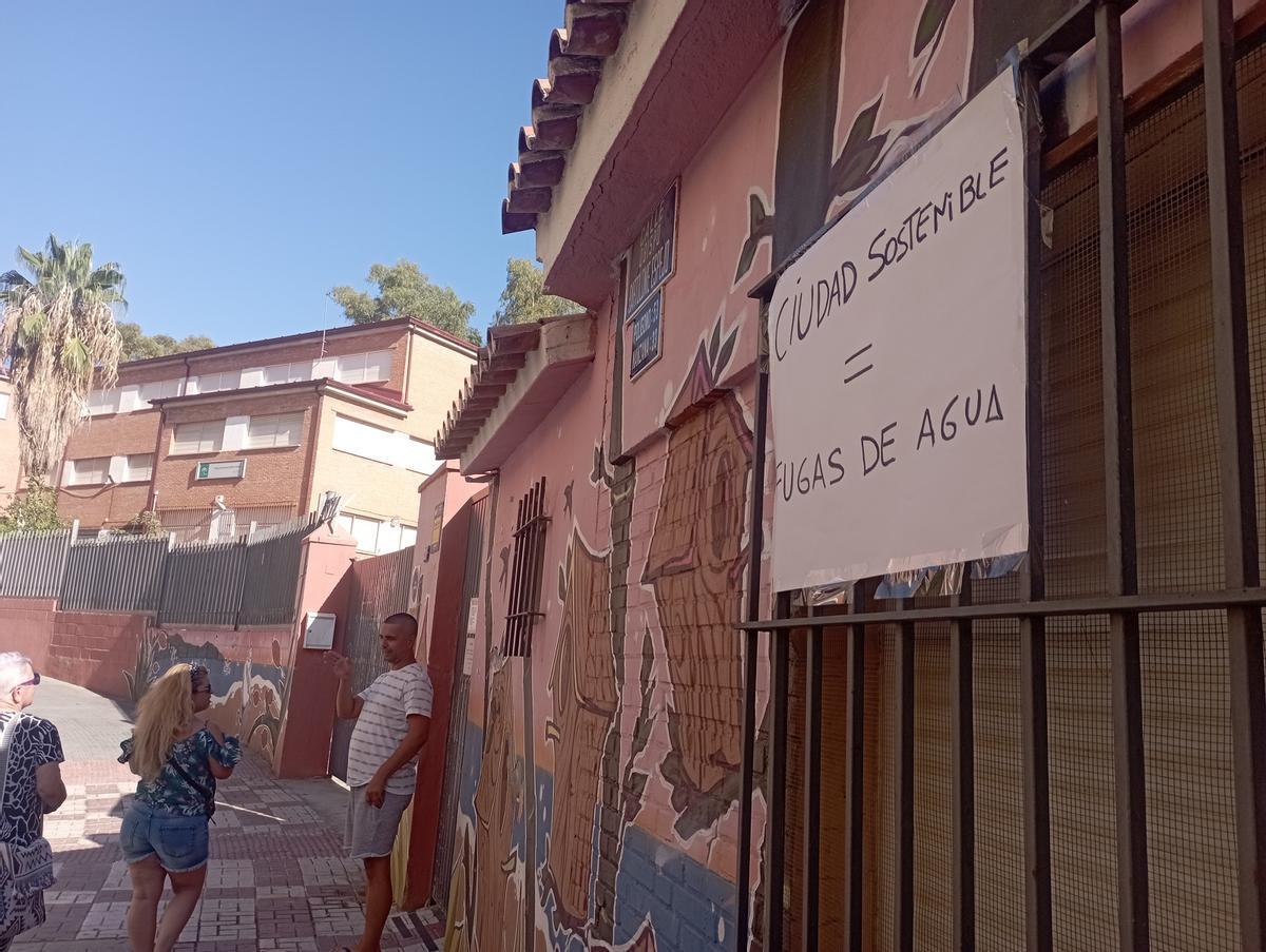 Una pancarta crítica con las fugas de agua en Las Flores, en el verano de 2023.