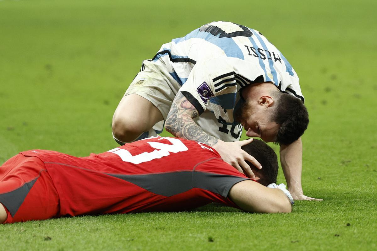 Lionel Messi de Argentina celebra hoy, en un partido de los cuartos de final del Mundial de Fútbol Qatar 2022 entre Países Bajos y Argentina  en el estadio de Lusail (Catar). EFE/ Rodrigo Jiménez