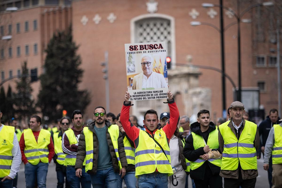 En imágenes | Los protestas agrícolas vuelven a las puertas de La Aljafería