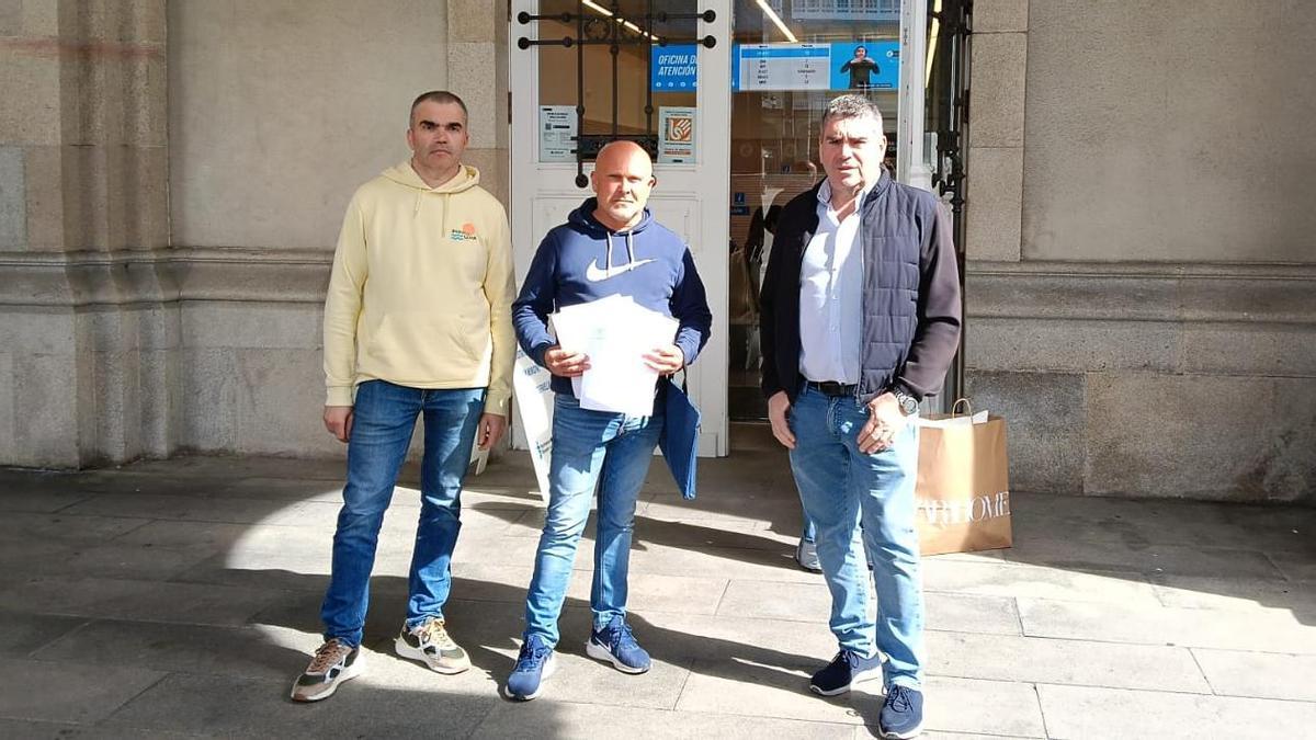 Delegados de prevención de riesgos de Nostián, con la reclamación que presentaron este jueves en el Palacio Municipal.