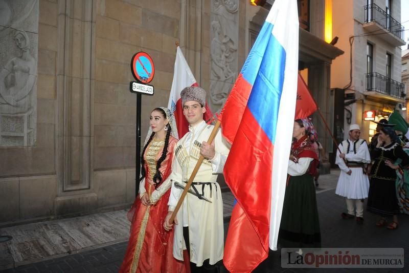 La Antorcha de la Amistad y el Moneo brillan en colores con motivo de este Festival Internacional de Folclore