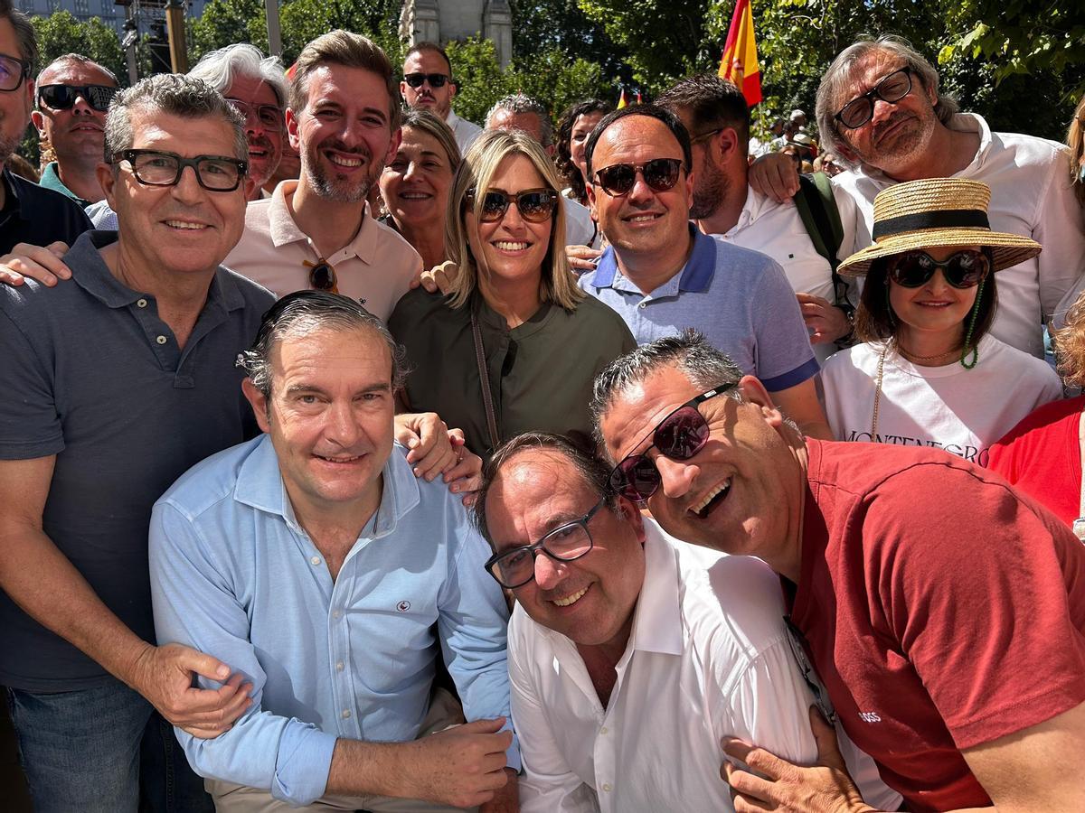 Llorca junto con otros diputados del PPCV en las Corts, este domingo en Madrid.