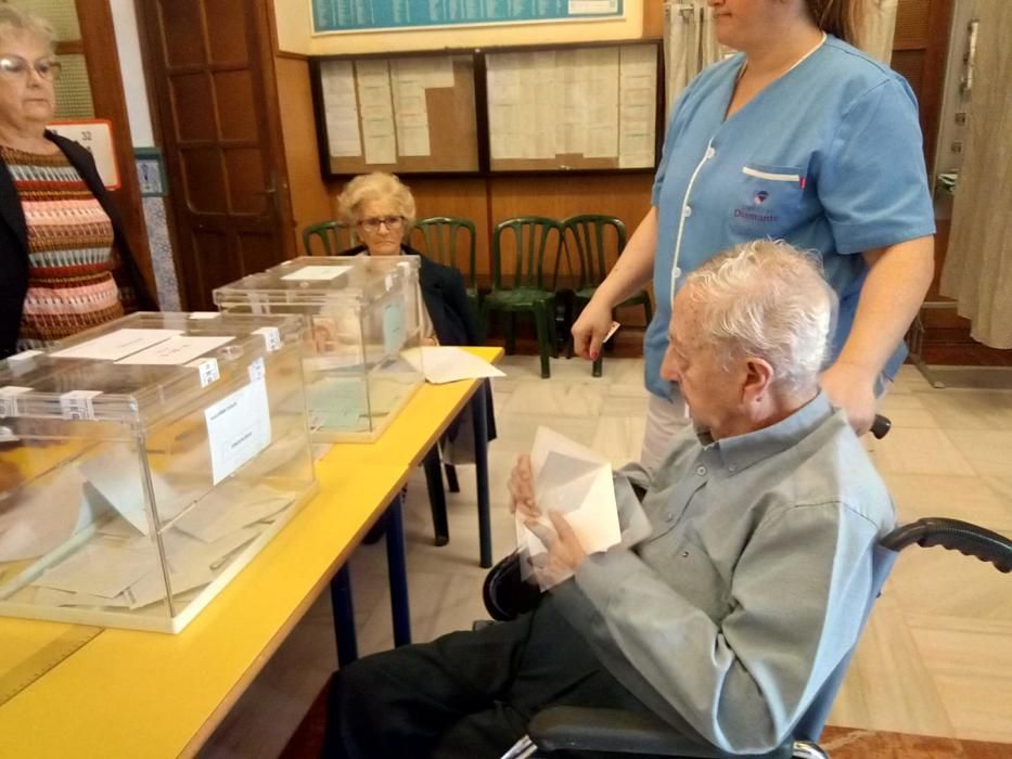 A las 9.35 horas los jesuitas han bajado a votar al colegio San Estanislao