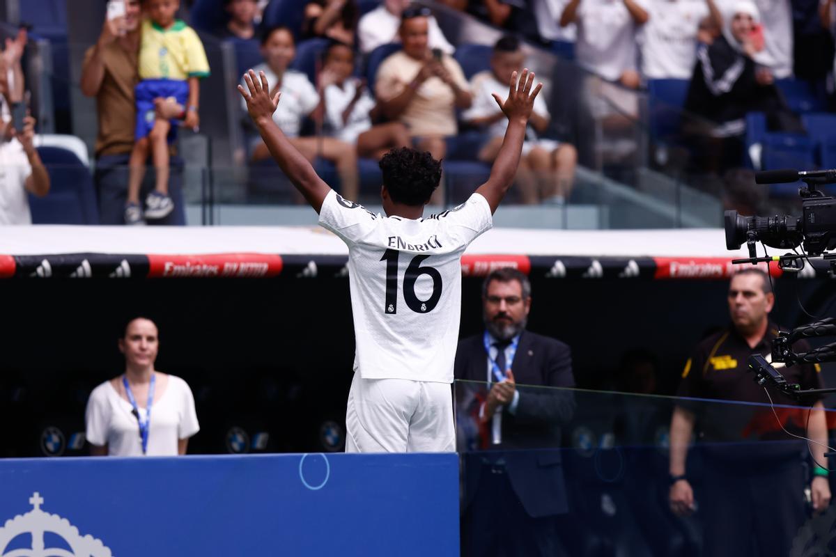 Endrick saluda al público congregado en el Bernabéu para su presentación.