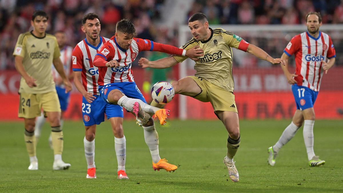 Portu, Montilivi'deki Girona-Granada maçında topu kontrol etmeye çalışıyor.