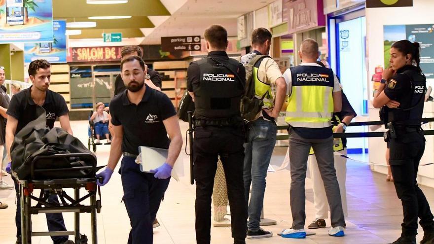 Levantamiento del cadáver de la mujer asesinada en el Carrefour Infantes de Murcia