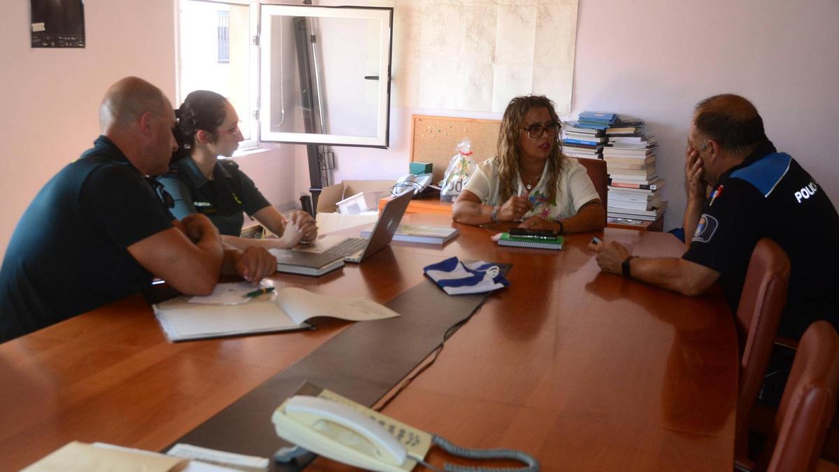La reunión de este martes entre Concello de Bueu, Policía Local y Guardia Civil por el eclipse.