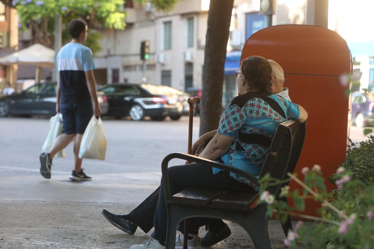 Una pareja de pensionistas en un banco de Plaza América este verano.