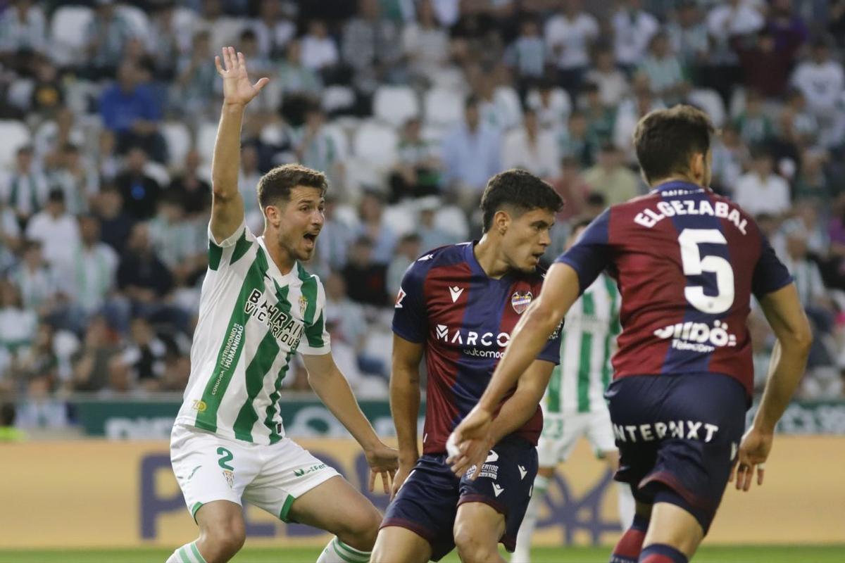 Pedro Ortiz, durante un lance del Córdoba CF-Levante en El Arcángel.