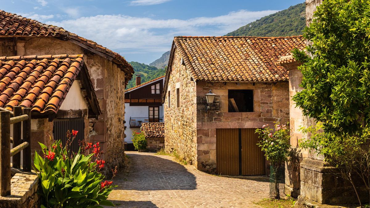 Arquitectura tradicional en un paraje único de España: así es el pueblo de Cantabria que todos quieren visitar