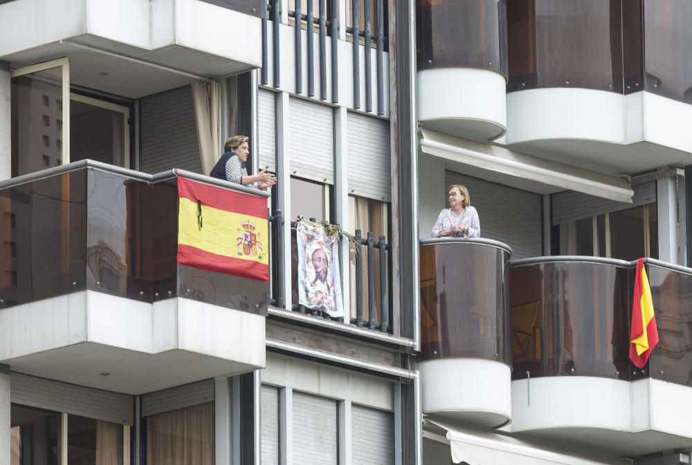 Los alicantinos reciben la bendición de la Santa Faz desde sus balcones