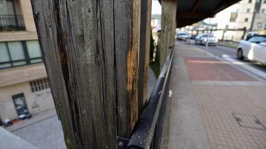 Madera de la marquesina, en mal estado. // G. S.