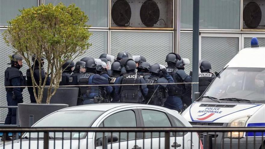 Una policía herida de bala poco antes de haber sido abatido un hombre en el aeropuerto de Orly