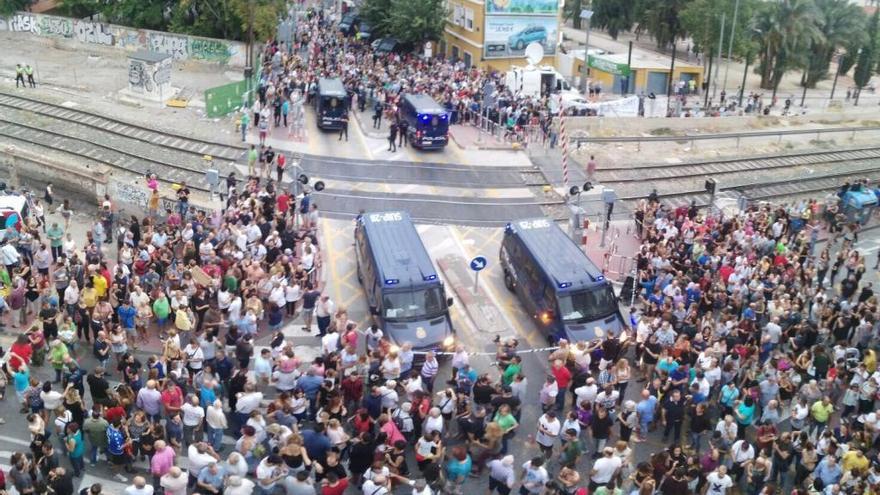 La Policía Nacional corta el paso de Santiago el Mayor para evitar la presencia en las vías de los manifestantes