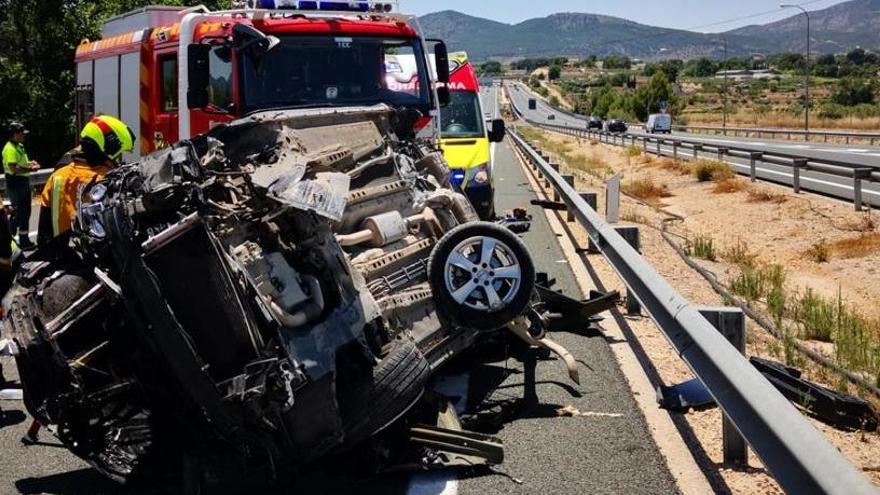 Un herido de gravedad al volcar su coche en Castalla