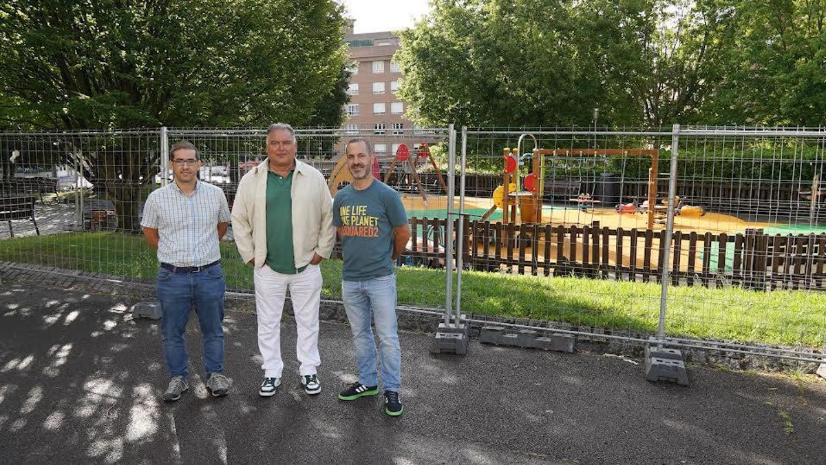 Los ediles, junto a Rafael Bueno, técnico municipal.