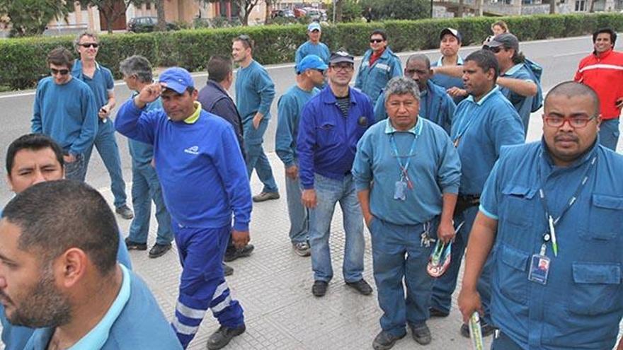 Trabajadores de la empresa subcontratada que instala la fibra.