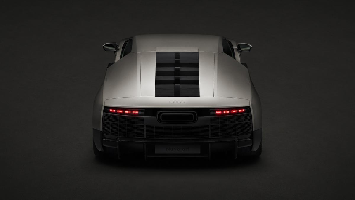 El diseño exterior se caracteriza por el color Titanium y superficies tensas, con proporciones de motor central que refuerzan su presencia monolítica y estética aerodinámica inspirada en competición.