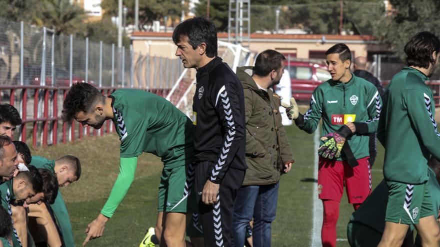 Pacheta hablando con sus jugadores en un entrenamiento