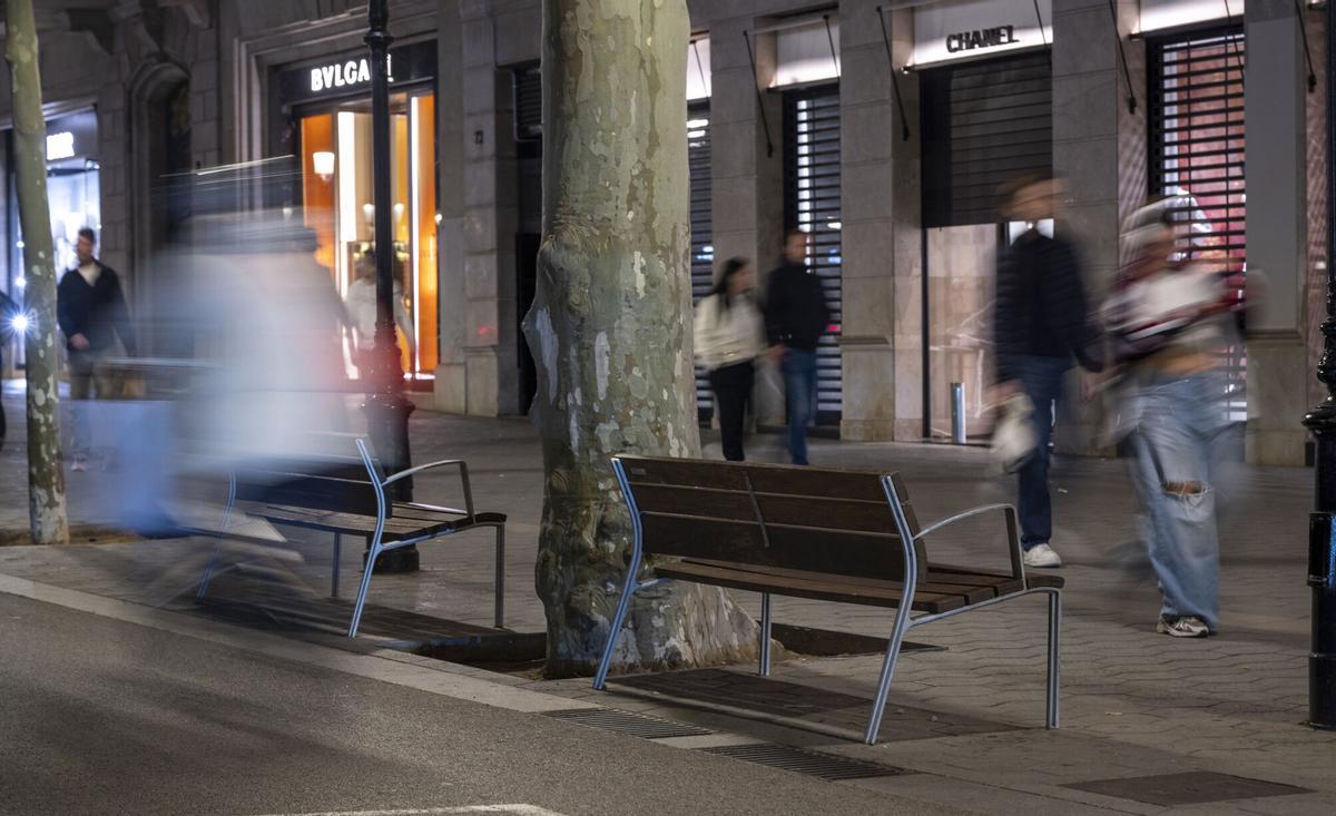 Bancos en el paseo de Gràcia, en Barcelona.